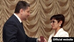 Վարչապետ Տիգրան Սարգսյանը «Տարվա լավագույն ուսուցիչ 2009»-ի հաղթողներին պարգեւատրելիս