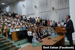 Emil Ceban, rectorul Universității de Stat de Medicină și Farmacie „Nicolae Testemițanu”, în fața studenților la o întrunire electorală pe 10 septembrie.