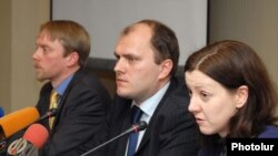Представители ЕБРР на пресс-конференции, Ереван, 16 февраля 2010 г. 