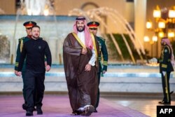 Наследный принц Саудовской Аравии Мухаммед бин Салман сопровождает президента Украины Владимира Зеленского во время почетного караула в Королевском дворце в Джидде 10 марта 2025 года