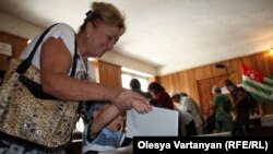 Значительная часть гальских силовиков – уроженцы соседних районов. У них нет проблем с паспортами. По местному законодательству сегодня в Гали они смогли проголосовать по открепительным удостоверениям с мест их прописки