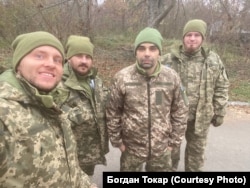 Богдан Токар з побратимами