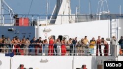 Сомалі - пірати та члени екіпажу захопленого судна Faina на фото зробленому з американського військового корабля, 3 жовтня 2008 р.