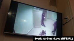 Видеокадр из видеозаписи, просмотренной в суде, из коридора Центра медико-социальной реабилитации Астаны (ЦМСР), на котором запечатлен ещё живой Николай Кривенко: он сидит, связанный, на полу. Астана, 27 октября 2017 года.  