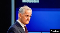 Про прибуття Йонаса Гара Стьоре (на фото) повідомив міністр закордонних справ України Андрій Сибіга, який разом з очільником Офісу президента Андрієм Єрмаком зустрів норвезького прем’єра на залізничному вокзалі в Києві