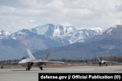 Винищувачі F-22 Raptor на злітно-посадковій смузі бази Ельмендорф-Річардсон, де у п'ятницю 15 серпня Дональд Трамп зустрінеться з Володимиром Путіним. США, Аляска