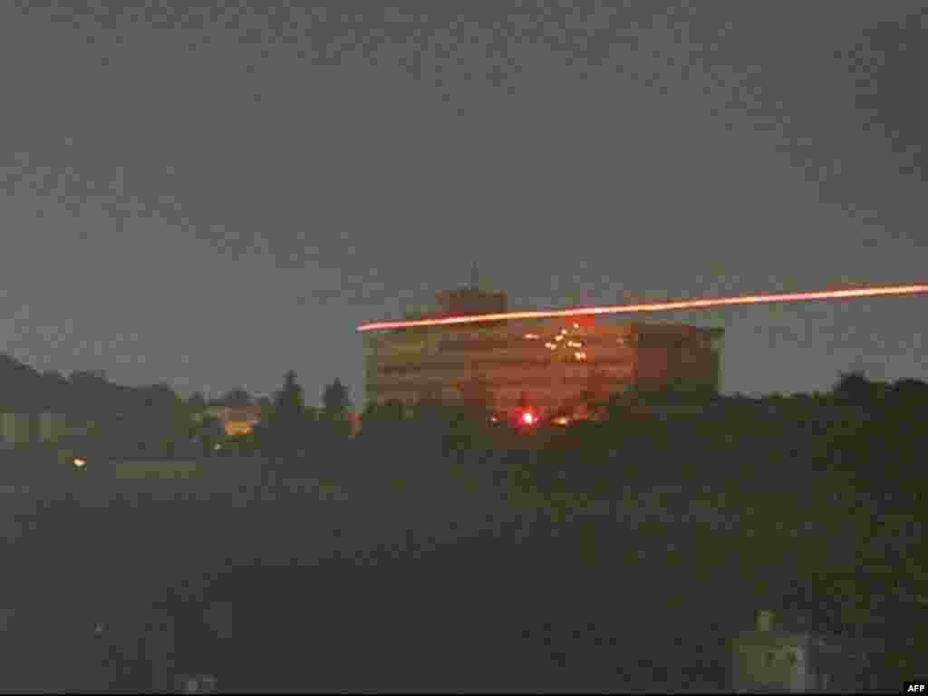 "Интерконтинентал" конок үйүнүн айланасында октор жаап жатты. (Topshots/AFP Photo/Massoud Hossaini) - 28-29-июнда Ооганстандын ордо шаарындагы "Интерконтинентал" (Intercontinental) конок үйүнө талипчи жанкечтилер жана аларды колдоого алган жоочулар чабуул коюшту. Кол салгандарды ооган коопсуздук күчтөрү жана эл аралык бейпилдик күчтөрү жок кылышты. 29.6.2011.