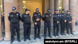 Ոստիկանները Քննչական կոմիտեի Երևանի քննչական վարչության շենքի դիմաց, 15-ը հոկտեմբերի, 2025թ. 