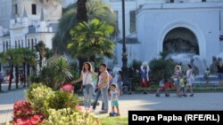 Потенциал для увеличения турпотока в Абхазию велик. В советские времена сюда приезжало раза в три больше отдыхающих, чем сейчас, причем однодневных экскурсантов среди них почти не было