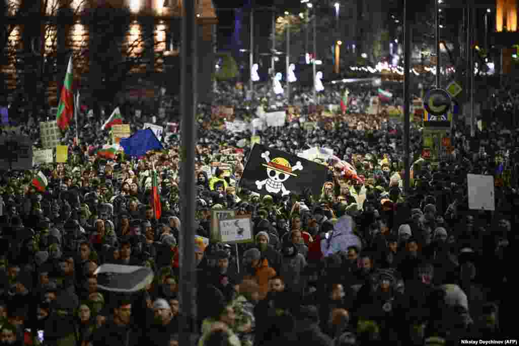 Demonstranti u Sofiji drže transparent s likom Jolly Rogera iz popularne japanske manga serije One Piece. Simbol se posljednjih godina koristi u protestima mladih širom svijeta.