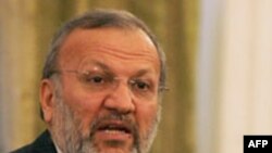 آقای متکی با تأکید دوباره بر عدم تعلیق، گفته است که تهران از برگزاری مذاکرات منطقی استقبال می‌کند(عکس:AFP)