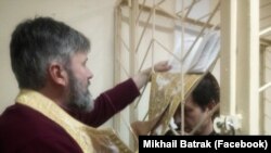 Архієпископ Сімферопольський і Кримський УПЦ КП, Климент (л) благословляє українського активіста, Володимира Балуха