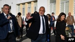 Болгариянын экс-премьер-министри, ГРЕБ партиясынын лидери Бойко Борисов шайлоо бекетине баратат, 27-октябрь, 2024-жыл  