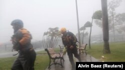 Պուերտո Ռիկոյի քաղաքացիական պաշտպանության ծառայությունը բնակիչներին տարհանում է վտանգավոր շրջանից, Ֆախարդո, 6-ը սեպտեմբերի, 2017թ.