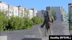 Казанда татар шагыйре Һади Такташка куелган һәйкәл