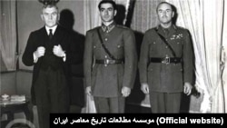 محمدرضا شاه پهلوی در کنار ریدر ویلیام بولارد (سمت چپ)، سفیر بریتانیا در تهران و ژنرال ویول، فرمانده انگلیسی‌ نیروهای متفقین