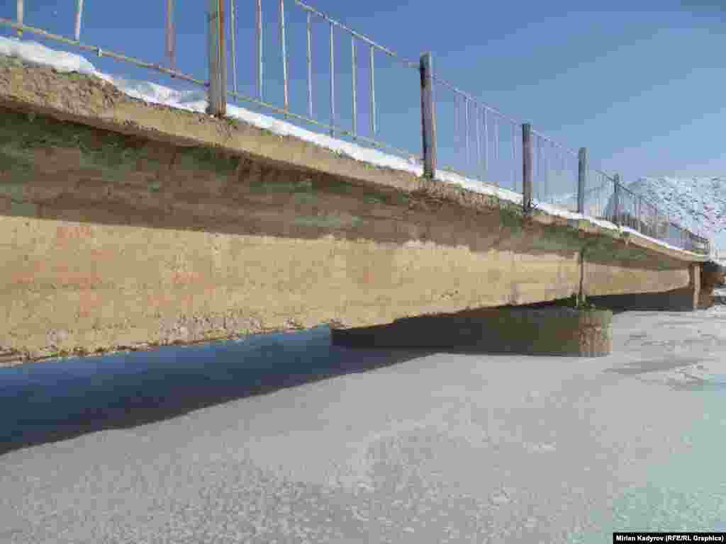 Муздун деңгээли көтөрүлүп, Нарын менен Ак-Талааны байланыштырган көпүрөгө жеткени калган. Эгер муз көпүрөгө жетсе, ӨКМ жергиликтүү эл музун чагыш керек дейт.