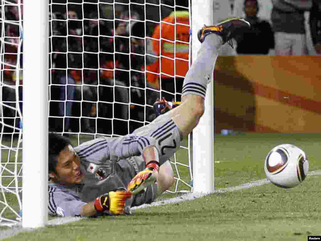 دروازه بان ژاپن شوت از راه دور بازیکن کامرونی را مهار می کند