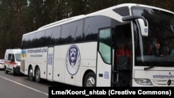 У гэтым аўтобесе вязуць вызваленых грамадзянаў Украіны зь Беларусі на радзіму