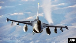 Украиндер F-16ны башкарууну үйрөнө баштаганы, бирок аларды оңдоо үчүн инженерлер менен механиктерди даярдоо алты ай же андан көп убакытка созулушу мүмкүн экени кабарланды 