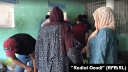 Родственникам заключенных разрешили  принести предметы первой необходимости и продукты питания.