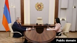 Nikol Paşinyan İctimai Televiziyaya müsahibə verir