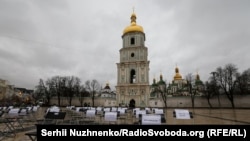 Ежегодная правозащитная акция «Пустые стулья» в поддержку журналистов, писателей, деятелей культуры и правозащитников, пропавших без вести, заключенных или находящихся в неволе из-за войны России против Украины, состоялась на Софийской площади в центре Киева 15 ноября 2025 года. <br><br>Организаторами мероприятия выступили Украинский ПЕН и Центр гражданских свобод<br><br>