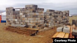 Строящийся дом в Баян-Улгийском округе, пострадавшем от наводнения. Фото пользователя Сайран Кабер.  