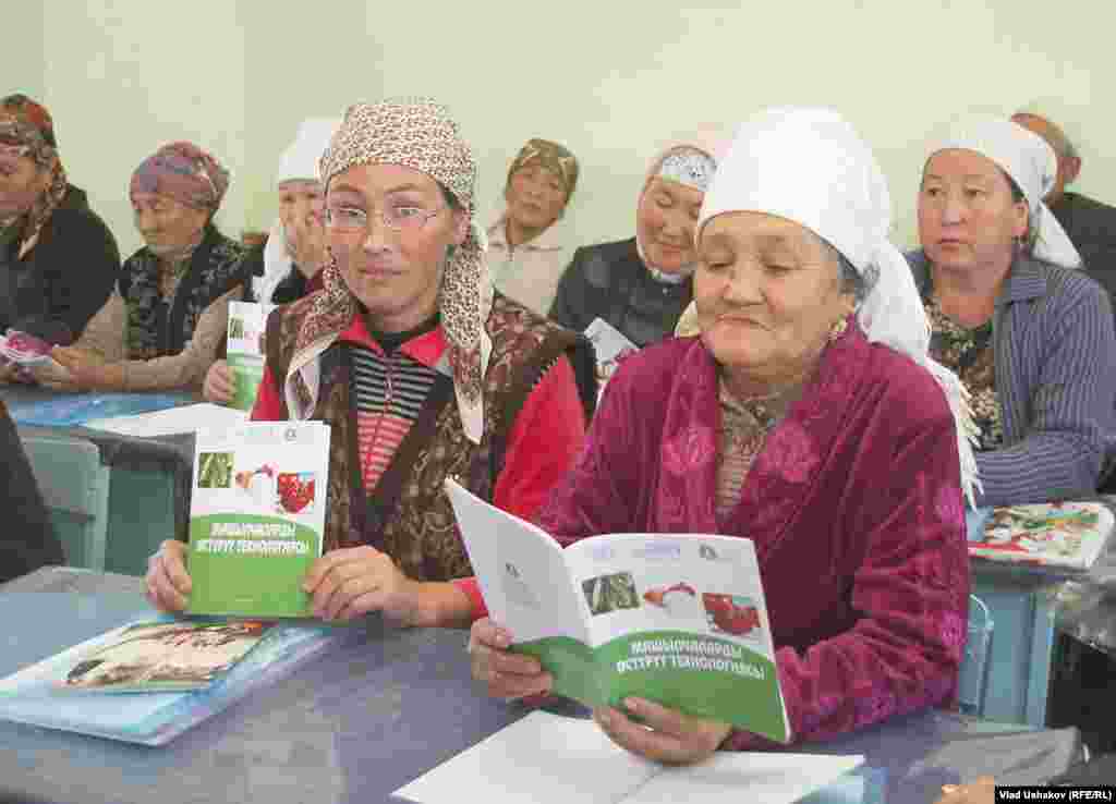 Женщины не стесняясь садяться за парту, чтобы получить новые знания о современных методах агротехники