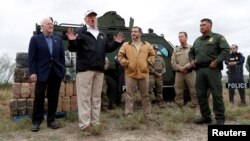 Президент Дональд Трамп АКШ-Мексика чек арасынын Техас штатындагы бөлүгүнө барган  учур. 10-январь, 2019-жыл. 