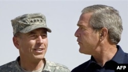 ژنرال دیوید پتراوس در کنار جرج بوش در سفر اخیر وی به عراق