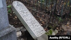 2016 елда Татар зиратында җимерелгән кабер