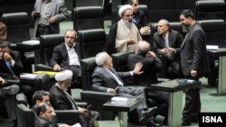 روح الله حسینیان در حال گفت گو با علی اکبر صالحی در صحن علنی مجلس در روز یکشنبه