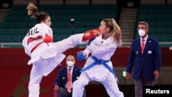 Ивет Горанова (ляво) нанася ритник на противника си на финала на Олимпиадата в Токио.