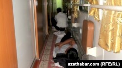 Otlynyň geçelgelerinde ýatan ýolagçylar (Illýustrasiýa suraty)