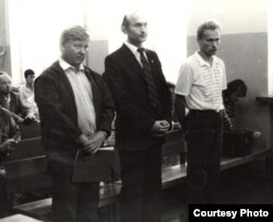 Сяржук Вітушка (справа) у судзе разам зь Юрыем Хадыкам і Зянонам Пазьняком. Архіўнае фота