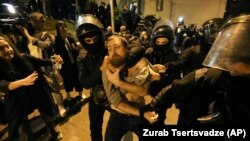 На акции у здания парламента в ночь с 16 на 17 апреля