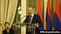 Премьер-министр Армении Никол Пашинян выступает на приеме, данном в честь него и его супруги, Париж, 12 ноября 2019 г․