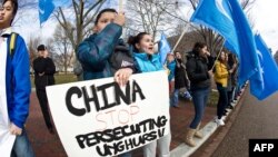 Пекин начал жестокие репрессии, в результате которых более 1 миллиона уйгуров, казахов и других мусульманских меньшинств оказались в лагерях для задержанных и тюрьмах в западной провинции Синьцзян под предлогом борьбы с исламистским экстремизмом.