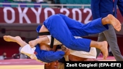 Лаҳзае аз қувваозмоии паҳлавони тоҷик, Комроншоҳи Устопириён