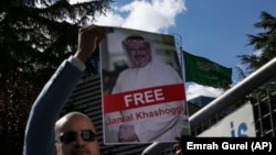 جمال خاشقجی، از منتقدان محمد بن سلمان ولیعهد عربستان و یادداشت‌نویس روزنامه واشینگتن‌پست، سه هفته ه کنسول‌گری سعودی در استانبول مراجعه کرد، اما از این محل هرگز خارج نشد.