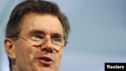 رئیس سازمان ضد جاسوسی بریتانیا، پیشتر در مقام مدیرکل سیاسی وزارت خارجه بریتانیا در گفت‌وگوهای گروه پنج به علاوه یک با ایران حضور داشت.