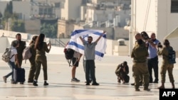 تصویری از بازگشت نیمرود کوهن، گروگان اسرائیلی، به خانه