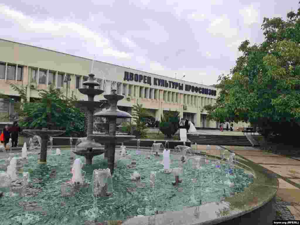 Сентябрь открыл осенний сезон свадеб – в ЗАГСе во Дворце культуры профсоюзов крымской столицы стали регистрировать больше браков