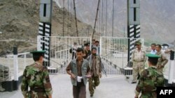 Тажик-ооган чек арасындагы өткөрмө бекет. 2010-жылы тартылган сүрөт.