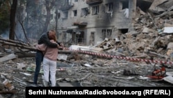 Біля зруйнованого російським ракетним ударом будинку. Київ, 17 червня 2025 року 