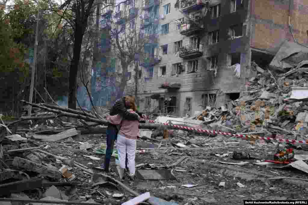 На руінах разбуранага дому ў Кіеве.