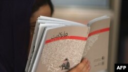 کتابفروشی در ایران رفته‌رفته از حرفه‌ای جذاب و سودآور به شغلی زیان‌ده بدل می‌شود. (عکس: AFP)