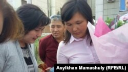 Учитель Айман Сагидуллаева (справа) после оглашения решения суда по иску к директору школы, в которой она работает. Алматинская область, 5 сентября 2016 года.