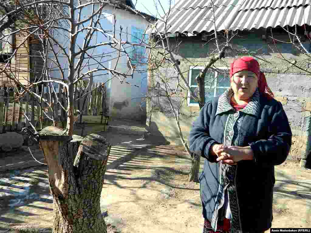 &quot;Өндүрүштүк аймакта мобилдик байланыш, интернет жок. Алыстагы балдарыбыз менен Кажы-Сай айылына барып сүйлөшүп келебиз&quot;,- дейт Шура эже.&nbsp;